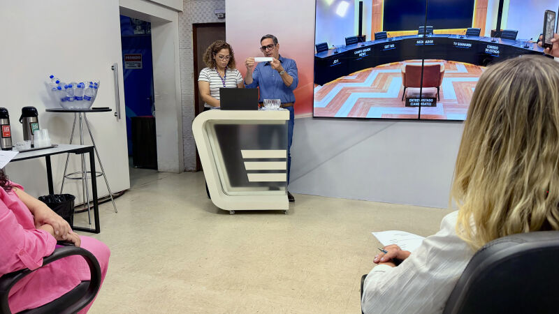 O diretor do SBT-MS, Maurício Andreoli, comandou o sorteio dos temas e a ordem das entrevistas