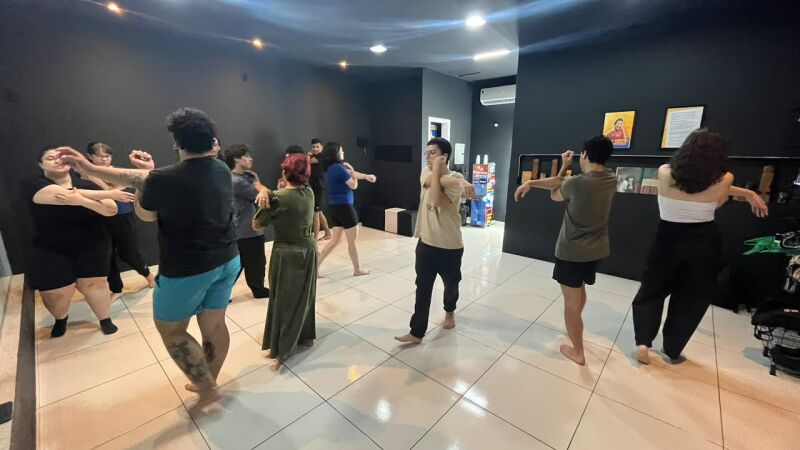  O processo teatral envolve jogos, improvisações, exercícios de expressão corporal, criação de personagens, observação, escuta e interação, ferramentas que contribuem para as habilidades sociais dos alunos