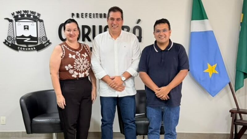 Gerente regional da Viação Garcia, Rodrigo Aparecido de Oliveira, Prefeito Dr. Gabriel Alves de Oliveira e a secretária de Governo, Josileia Rigo Marques