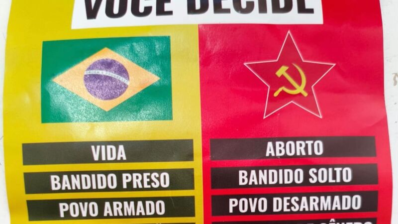 Verso do folhetim estaria dividido ao meio, com um lado em amarelo com a bandeira do Brasil e outro em vermelho que mistura o popular símbolo do comunismo e do socialismo