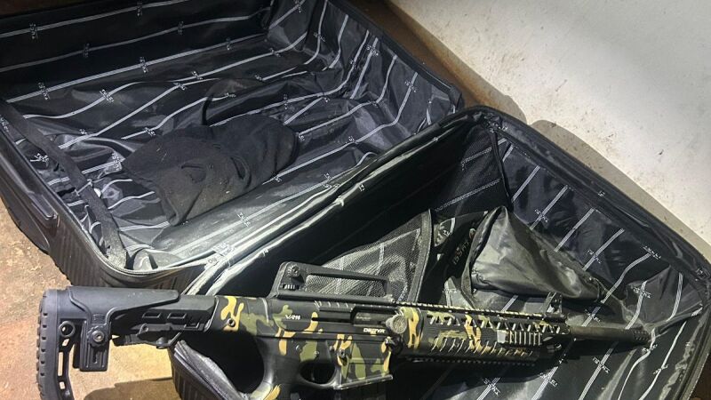 Arma longa foi apreendida durante a abordagem dos policiais no bairro Aero Rancho, em Campo Grande
