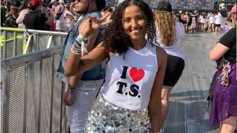 Ana Clara Benevides Machado, de 23 anos, durante o primeiro show da turnê The Eras Tour, de Taylor Swift, em novembro de 2023, no Estádio Nilton Santos, no Rio de Janeiro.