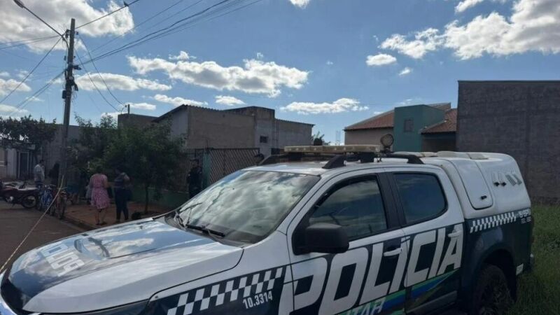 Polícia Militar isolou a área onde Marilei Pereira de Souza, de 44 anos, foi morta a tiros em Maracaju.