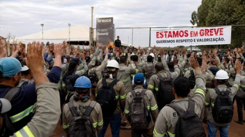 Trabalhadores paralisam atividades durante mobilização nas obras do Projeto Sucuriú, da Arauco, em Inocência.