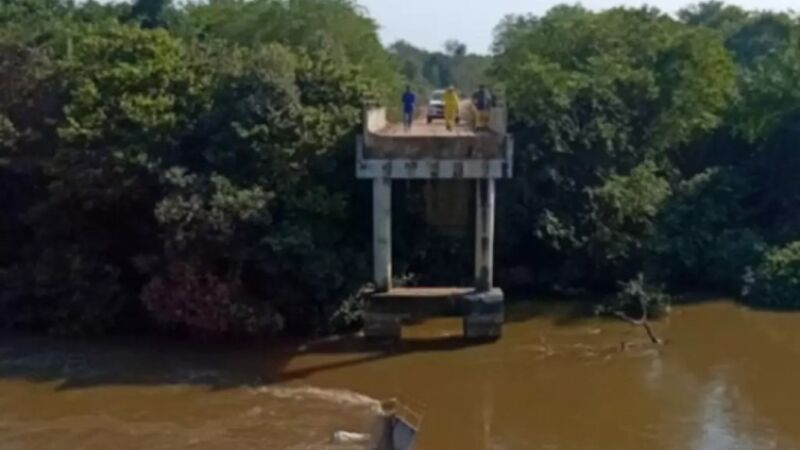 Ponte João Wenceslau Leite de Barros, sobre o Rio Taquari, desabou durante a passagem de um caminhão e interrompeu importante ligação no Pantanal de Mato Grosso do Sul.