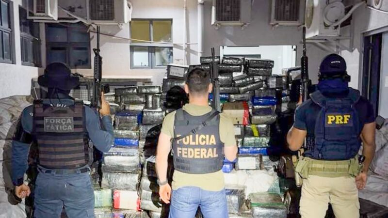 Entorpecente estava escondido em uma área de mata e foi localizado depois que policiais perceberam um volume atípico coberto por lonas