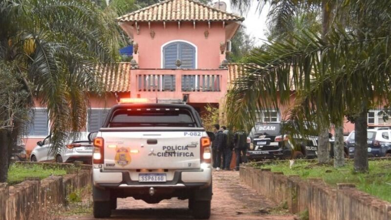 Polícia Científica e equipes da Polícia Civil durante as investigações na chácara onde Fabiola Marcotti foi encontrada morta, em Campo Grande.