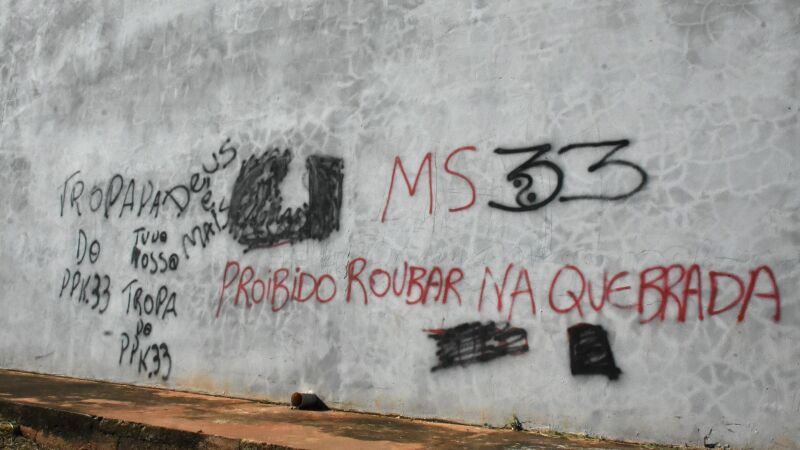 Muro no Jardim Cerejeiras reúne inscrições como 