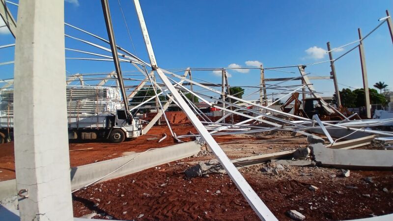 Estrutura de mercado em construção desabou sobre funcionários da obra