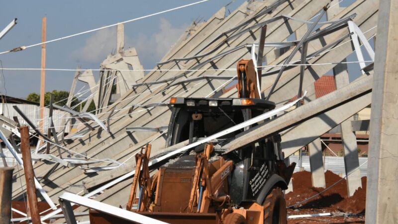Estrutura de mercado em construção desabou sobre funcionários da obra