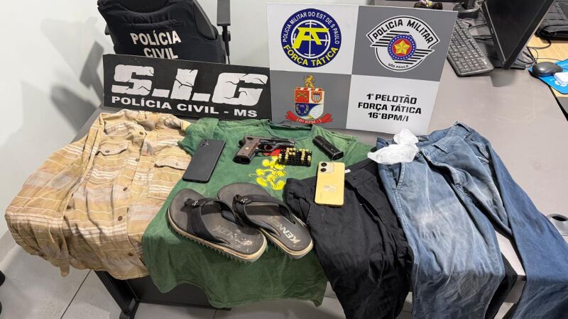 Roupa, chinelo, arma e munições que foram apreendidos pela PMSP, em parceria com a PMMS e PCMS