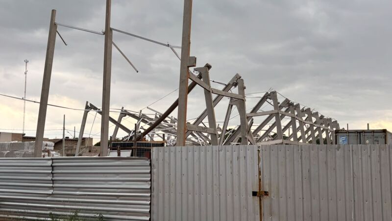 Estrutura de supermercado em construção desabou no bairro Aero Rancho, em Campo Grande e perícia investiga as causas do acidente