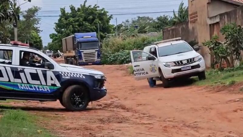 Movimentação da Polícia Militar e da perícia na Rua Paranapebas, no Jardim Colúmbia, onde jovem de 21 anos morreu após ser baleado durante abordagem policial neste domingo (6).