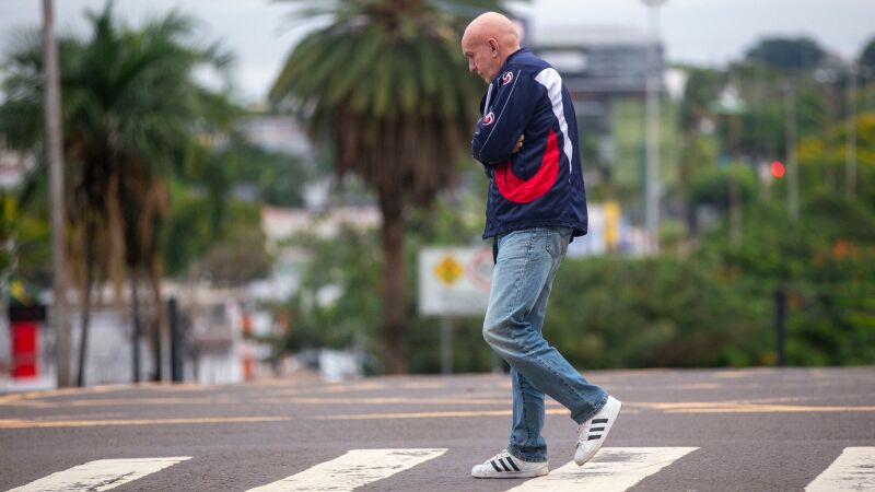 Pedestre enfrenta tarde de frio em Campo Grande, após queda nas temperaturas neste fim de semana.