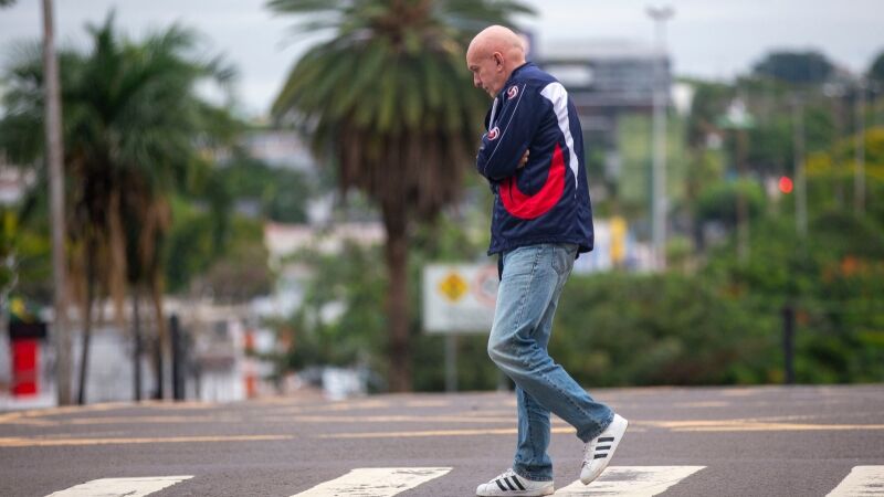 Pedestre enfrenta tarde de frio em Campo Grande, após queda nas temperaturas neste fim de semana.