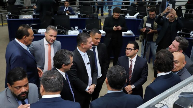 Vereadores se reúnem no plenário da Câmara Municipal durante sessão que terminou com a derrubada de 13 vetos da prefeita Adriane Lopes à LDO.