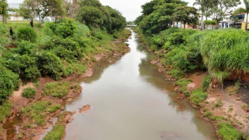 Córrego Anhanduí volta a ser alvo de reclamações de moradores por acúmulo de lixo, vegetação alta e falta de manutenção em trechos de Campo Grande.