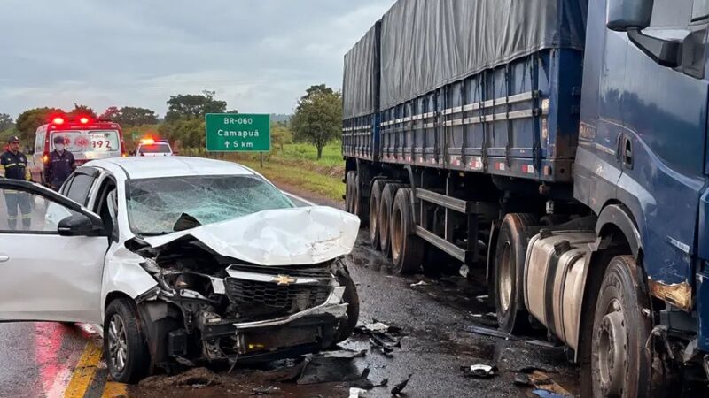 Carro em que Luany Beatriz Moraes viajava com a família ficou destruído após colisão com carreta na BR-060, próximo a Camapuã.