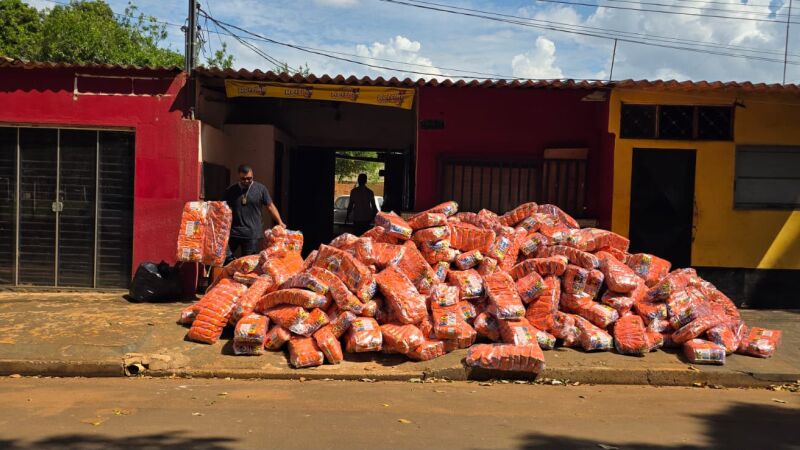 Milhares de pacotes de salgadinhos foram apreendidos durante investigação sobre desvio de cargas em Campo Grande.
