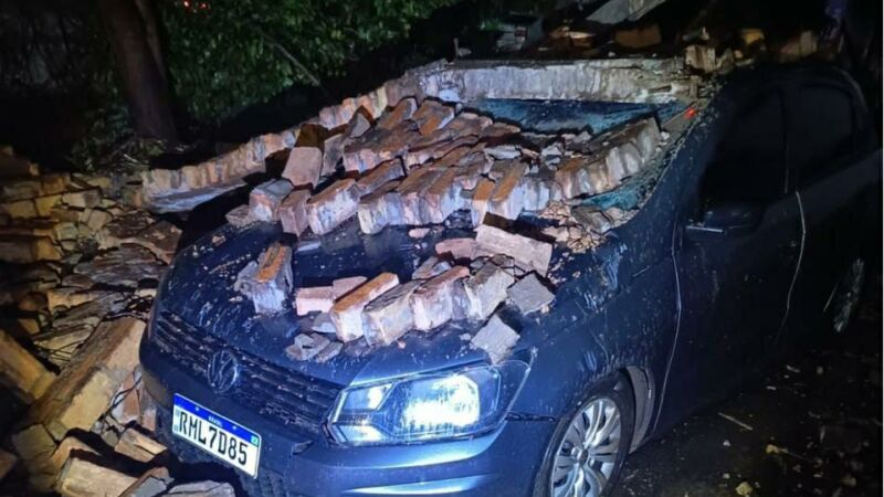 Muro desabou sobre carro durante temporal com ventos de quase 80 km/h em Campo Grande.