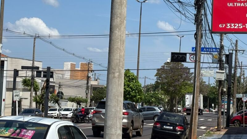 Cruzamento movimentado opera sem semáforo após a tempestade que atingiu Campo Grande