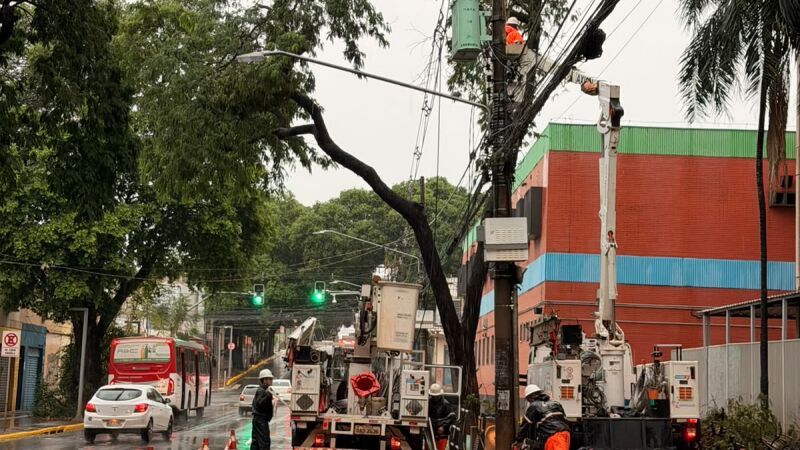 Equipes trabalham na recuperação da rede elétrica em Campo Grande neste sábado (12), dois dias após o temporal que provocou estragos na Capital.