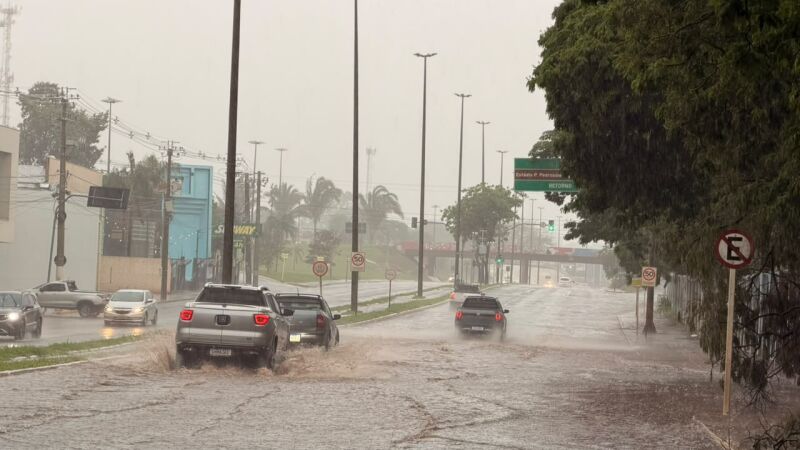 Chuva forte deixa avenida tomada pela água em Campo Grande na manhã deste sábado (12).