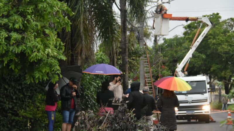 Sem luz há 3 dias, moradores fazem protesto e bloqueiam rua