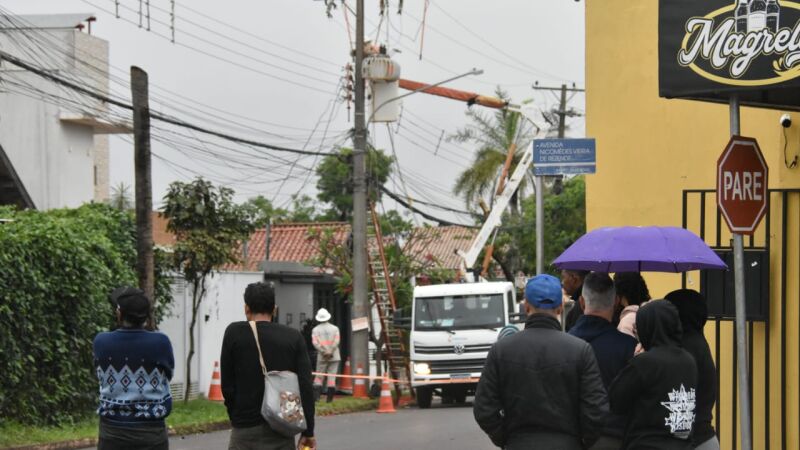 Equipes da Energisa trabalhando para restabelecer os serviços