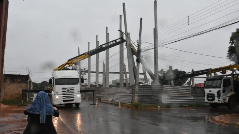 Parte da estrutura ficou pendurada na fiação elétrica
