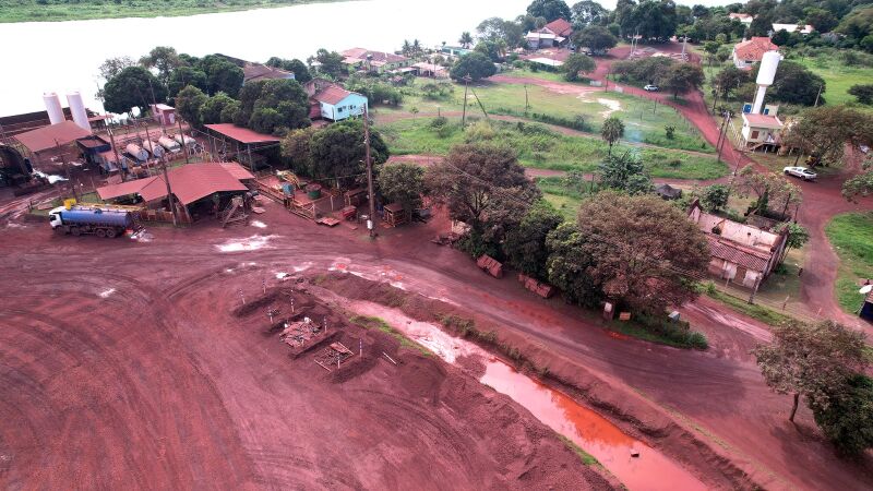 Vista aérea mostra a proximidade entre estruturas operacionais e a comunidade de Porto Esperança, às margens do Rio Paraguai.