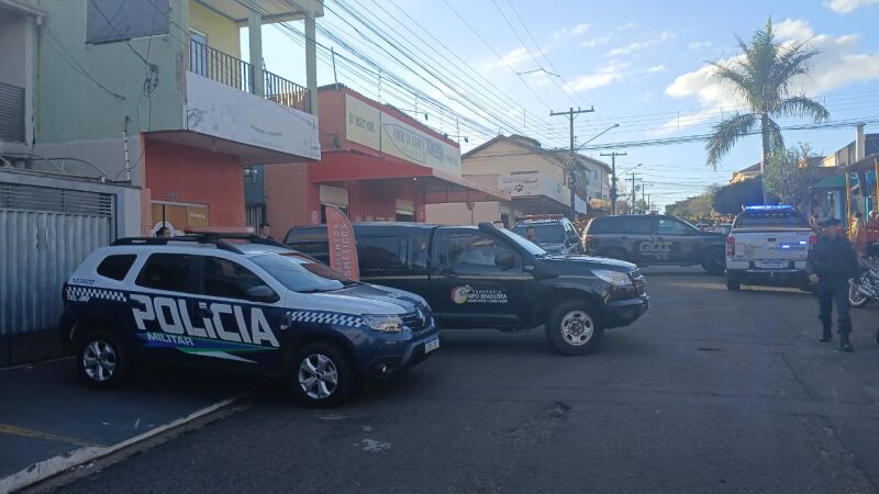 Homem foi até o comércio da irmã e a matou a tiros