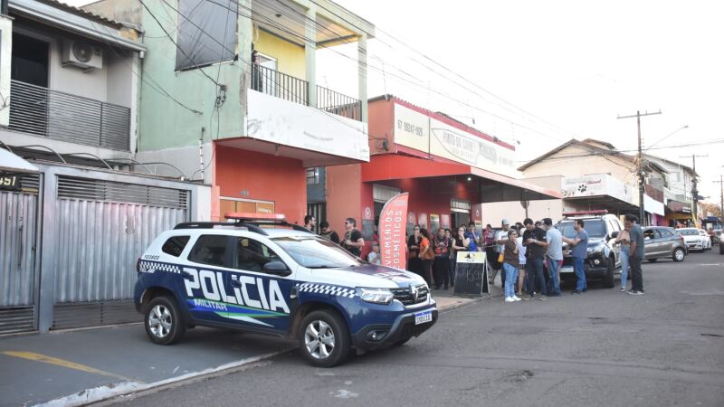 Homem foi até o comércio da irmã e a matou a tiros