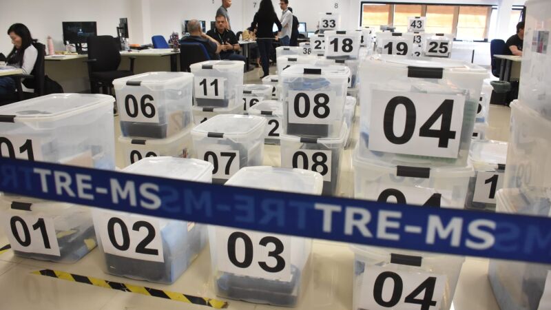 Urnas são preparadas para as eleições 2026