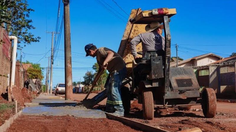 Obras de pavimentação chegaram a avançar na região, mas serviços ficaram inacabados e moradores ainda convivem com trechos sem conclusão.