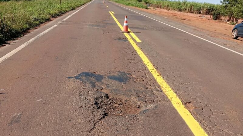 Governo do Estado pinta asfalto da MS-480 sobre buracos