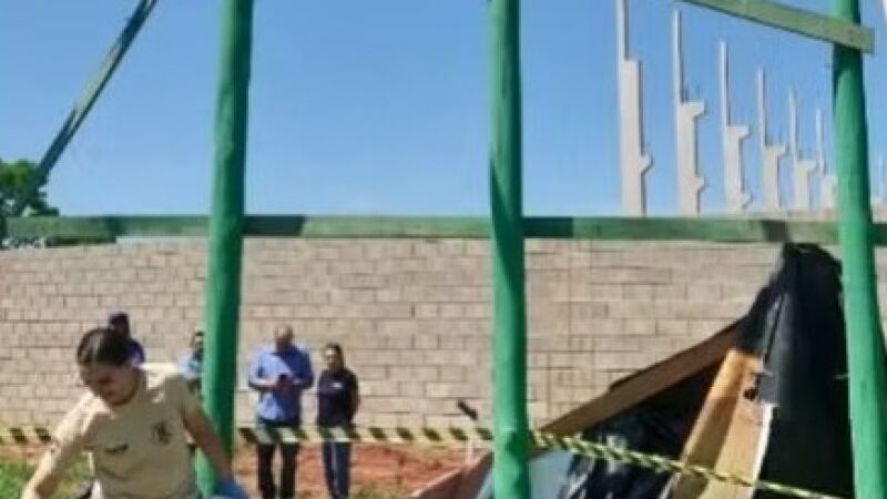 Local onde trabalhador de 61 anos morreu após cair durante a instalação de um outdoor no bairro Tiradentes, em Campo Grande.