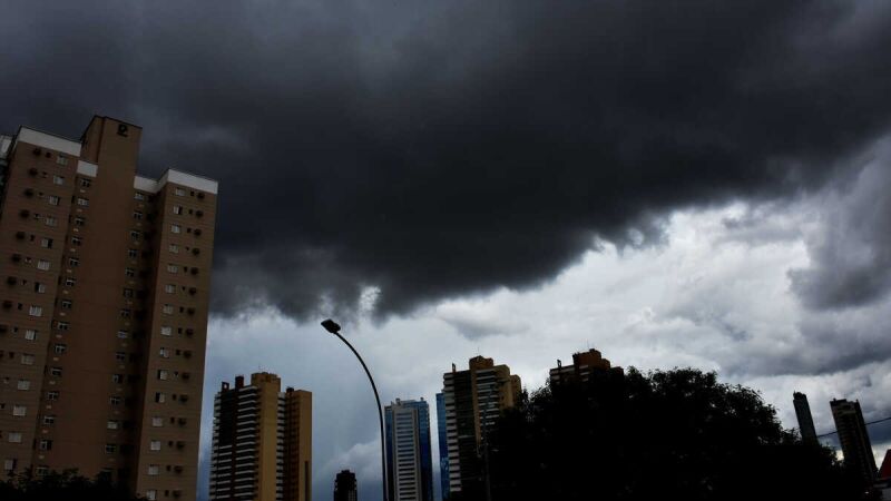Nuvens carregadas tomam o céu de Campo Grande; Capital está sob alerta para tempestades, com previsão de chuva forte, ventania e possibilidade de granizo.