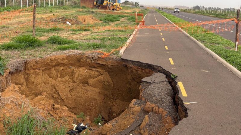 Cratera ocupa quase metade da largura da ciclovia na Avenida Wilson Paes de Barros