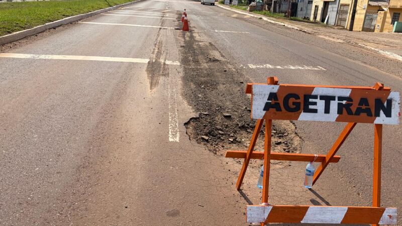 Segundo comerciantes da região, buracos chegaram a ser fechados há alguns meses, mas voltaram a aparecer após dias seguidos de chuva