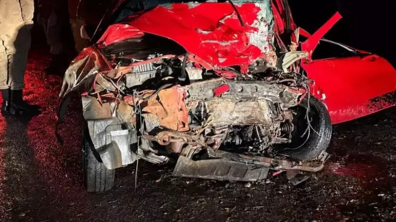 Veículo de passeio teve a frente completamente destruída
