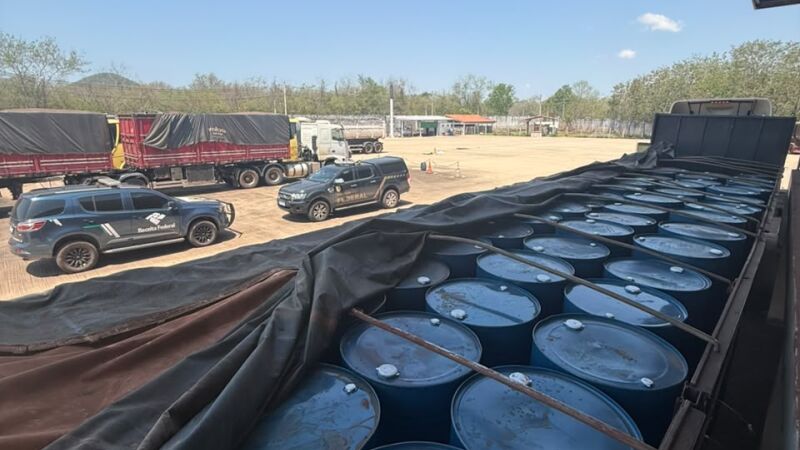 Produto estava armazenado em tambores escondidos em uma carreta