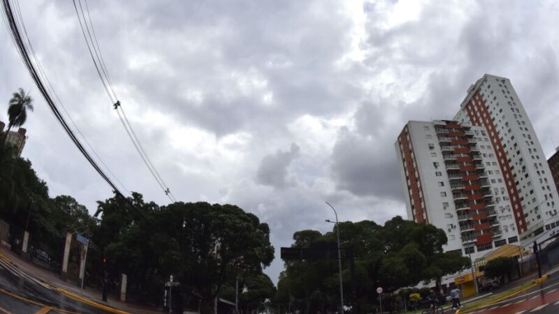Céu carregado em Campo Grande; avanço de frente fria deve provocar queda de temperatura e aumentar o risco de temporais em Mato Grosso do Sul.