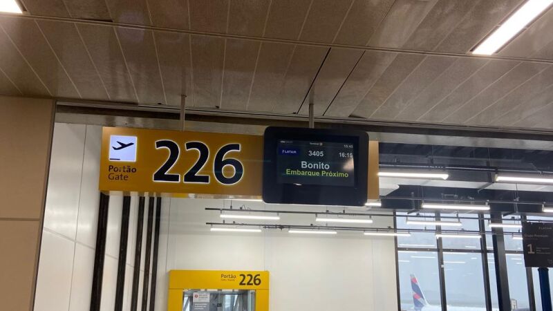Voo de Guarulhos a Bonito - painel no aeroporto de GRU
