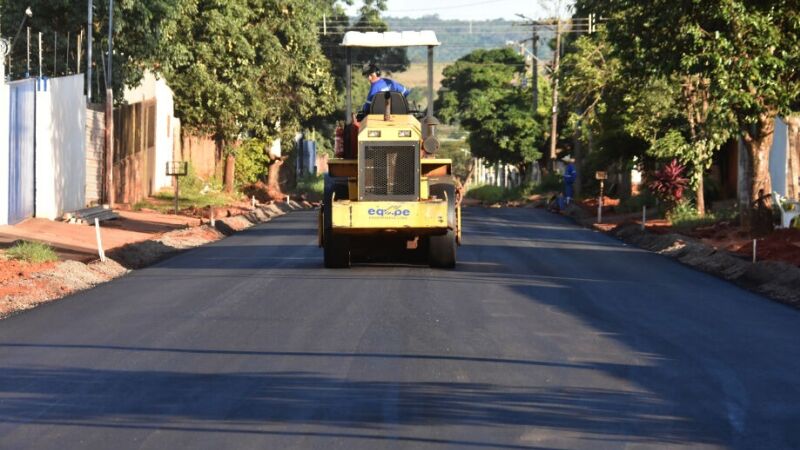 Pacote de contratos prevê mais de R$ 70 milhões em obras de pavimentação asfáltica e drenagem em diferentes bairros de Campo Grande.
