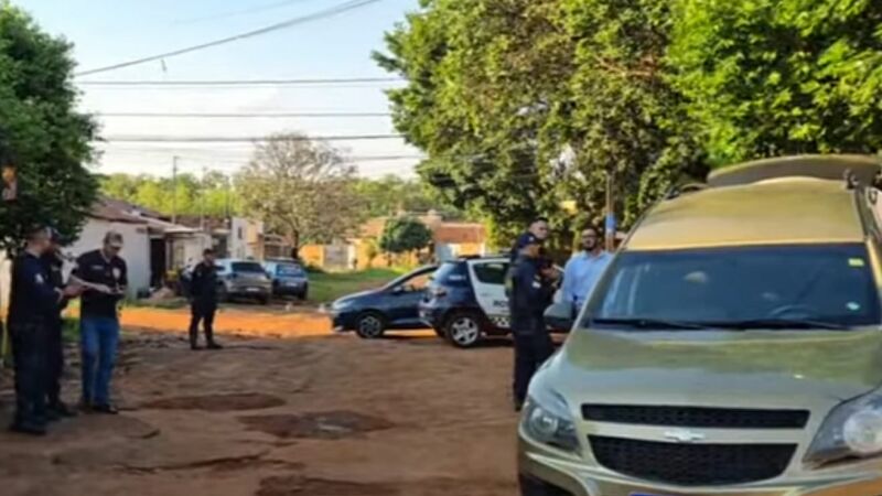 Equipes das forças de segurança durante atendimento à ocorrência no Guanandi II, onde Alexsandro Costa Campos, de 41 anos, foi encontrado morto nesta segunda-feira (21).