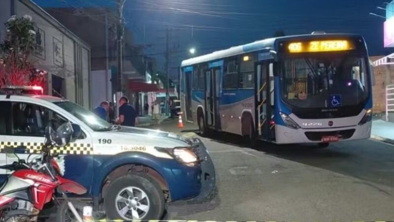 Ônibus envolvido no atropelamento de criança de 11 anos ficou no local enquanto equipes de segurança atendiam a ocorrência no bairro Zé Pereira, em Campo Grande.