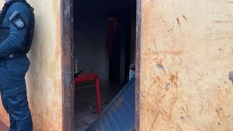 Polícia Militar isolou a residência onde Kauan Rodrigues de Matos foi morto a tiros nesta terça-feira (22), em Rio Brilhante.