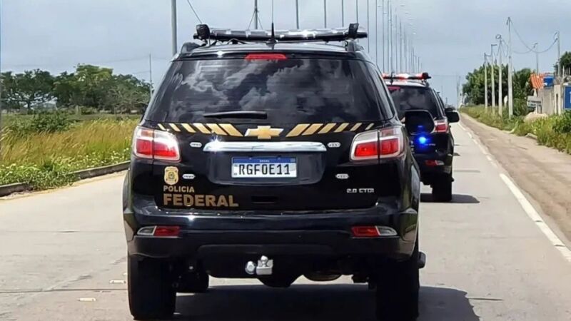Viaturas da Polícia Federal durante operação; ação contra tráfico de drogas e lavagem de dinheiro também cumpriu mandados em Corumbá (MS).