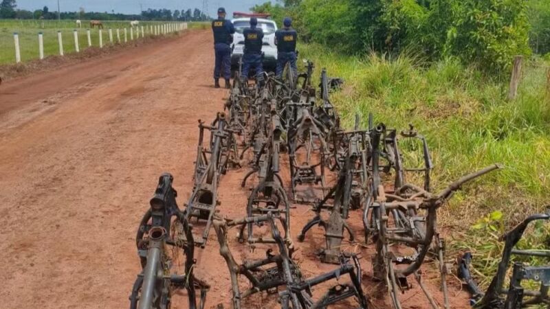 Mais de 120 quadros de motocicletas foram encontrados abandonados em meio a um matagal no distrito de Anhanduí, em Campo Grande. 